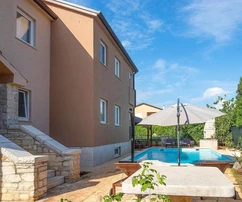 Istria, Umago, spaziosa casa vacanze con piscina e servizi benessere<p></p>