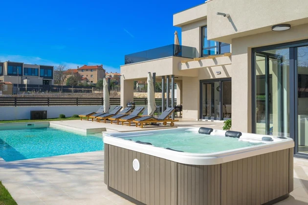 Istria, Rovinjsko Selo, moderný dom 210 m² s vyhrievaným bazénom, saunou a vírivkou