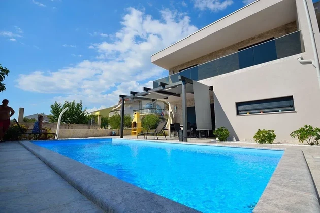 Vodice – ikerház 3 apartmannal, pince + medence