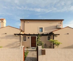 Casa familiare con piscina disponibile a Ližnjan in Croazia