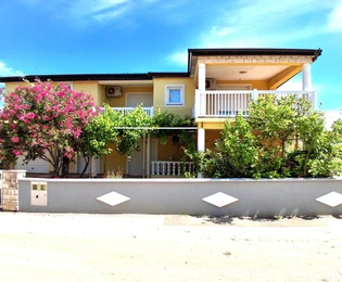 Vir - a 200 m de la playa - Casa totalmente amueblada con 3 apartamentos y un garaje