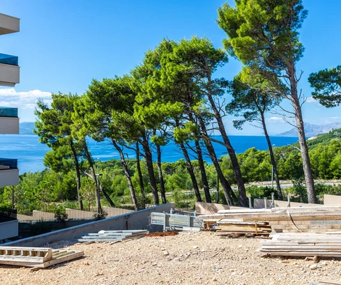 Makarska, appartement avec vue sur la mer, transformé en deux appartements d'une chambre, construction neuve