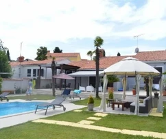 Gyönyörű villa medencével a tenger mellett, Isztria, Medulin