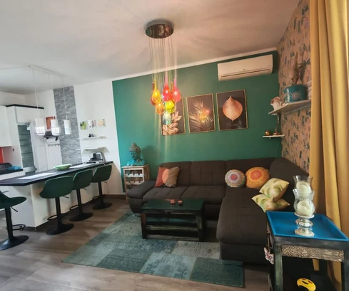 Krk-sziget, Njivice - Nagy teraszos apartman, 150 m-re a tengertől!