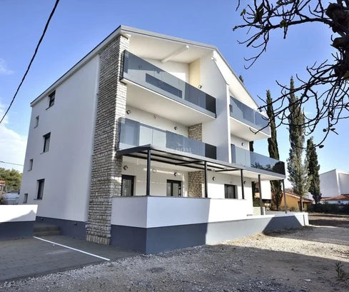 Vodice - newly renovated comfortable ground floor apartment with garden, 300 m from the beach