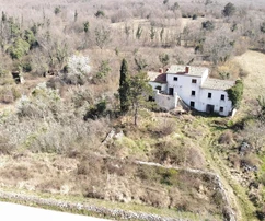 Istria, Oprtalj - Autentica casa in pietra istriana con ampio terreno edificabile