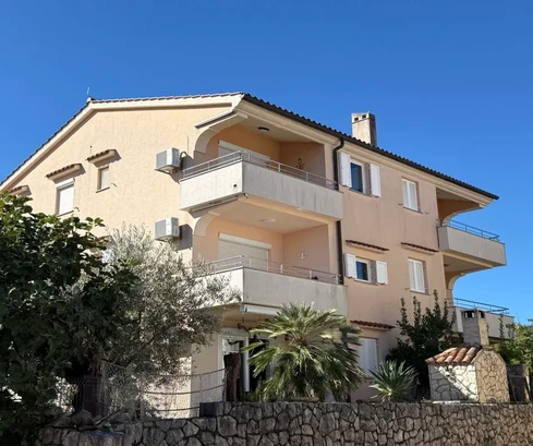 ZAŘÍZENÝ BYT S BAZÉNEM A ZAHRADOU, NA KLIDNÉM MÍSTĚ!