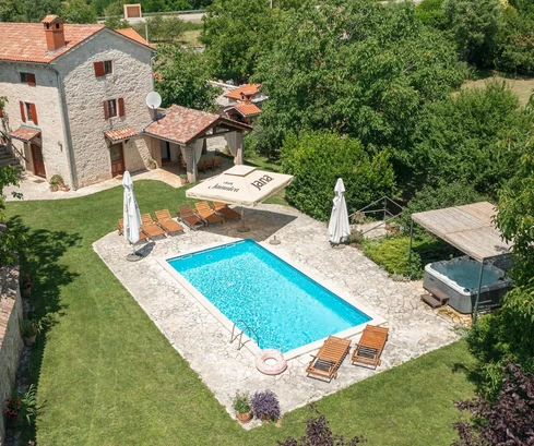 Kamenná vila na predaj v obci Tinjan v regióne Istria v Chorvátsku