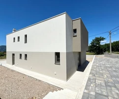 ESCLUSIVA VILLA URBANA CON PISCINA, IN POSIZIONE TRANQUILLA!