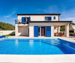 VONZÓ VILLA FŰTÖTT MEDENCÉVEL ÉS KERTTEL, CSENDES HELYEN!