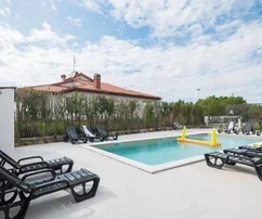 <p>Villa moderna con piscina e vista mare a Parenzo, Istria</p>
