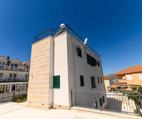 Casa moderna en venta en Okrug Gornji Čiovo en Croacia