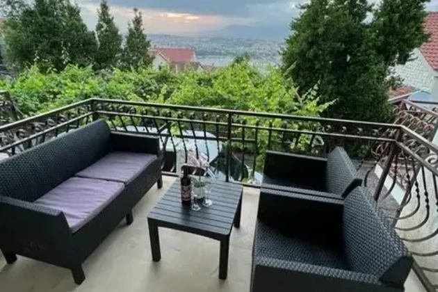 Podstrana, Strožanac, dom 350 m2 so záhradou, výhľadom na more, 500 m od pláže