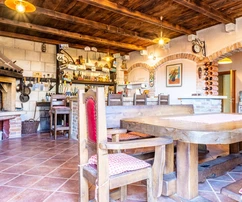 Maison avec appartements et piscine à vendre à Marina en Croatie