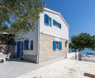 Incantevole casa in pietra a due piani in vendita proprio sul lungomare in Croazia