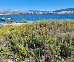 Čiovo, Bezirk G, Baugrundstück 1228 m2, ERSTE REIHE AM MEER!!!