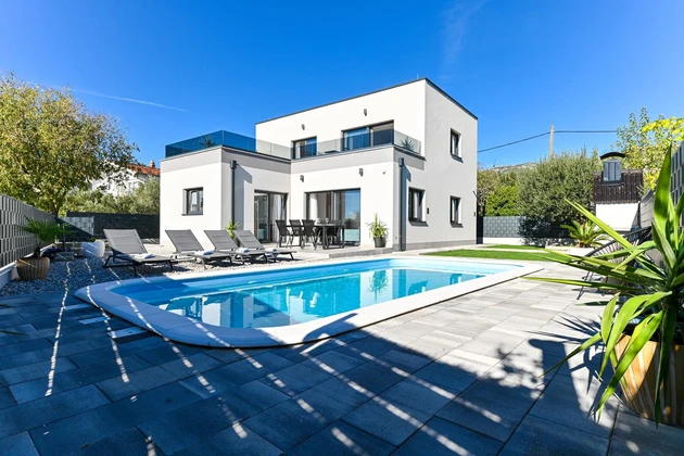 Kaštela, maison neuve avec piscine et vue sur la mer