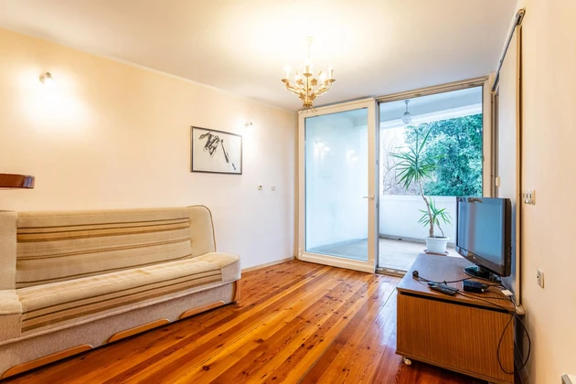 Vodice, dvoupokojový byt v 1. patře a komerční prostor v přízemí, 165,52 m²
