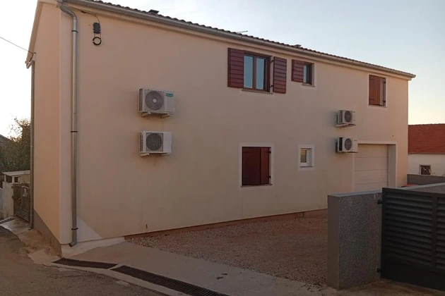 Sveti Filip i Jakov, hermosa casa independiente con gran potencial
