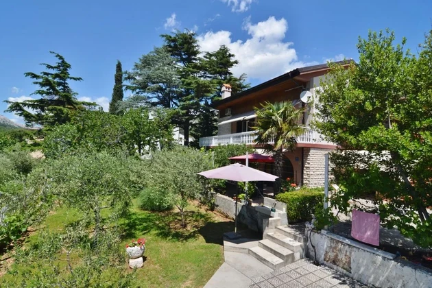 APPARTAMENTO CON GIARDINO BELLISSIMAMENTE DECORATO, IN ZONA TRANQUILLA!
