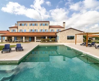 Hotel con piscina a 3 km dal mare, Istria, Pola
