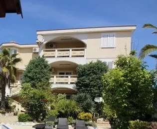 Wohnungseinheiten in einem Gebäude, Südseite der Insel Vir
