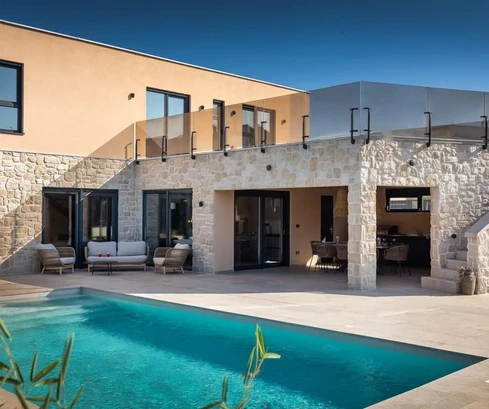 Isztria, Tar, modern luxusvilla medencével csendes helyen