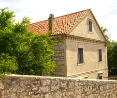 Felújítandó kőház Brač szigetén, tengerre néző panorámával és nagy telekkel