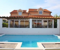 Vodice – Bútorozott ház 2 apartmannal, csendes környéken