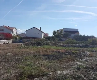 Čiovo, Okrug G., stavebný pozemok o rozlohe 922 m2 priamo pri ceste