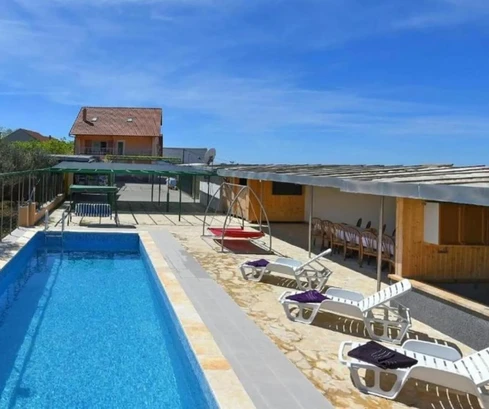 Haus mit sieben Wohnungen und Pool in Skradin zu verkaufen in Kroatien