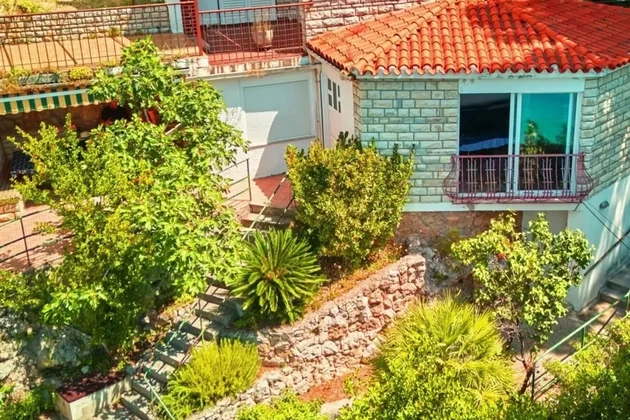 Stanići, Einfamilienhaus 115m2, 1. Reihe zum Meer, Garage