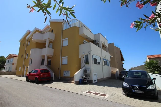 Luminoso apartamento de 3 habitaciones cerca de la playa en Vir - ¡Tu sueño adriático!