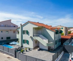 Vodice - Casa indipendente con 2 unità residenziali, piscina riscaldata, ottima posizione