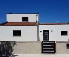 Istria, Pula, moderná samostatne stojaca vila s výhľadom na zeleň, pokojná oáza