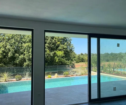 Moderní vila na prodej ve Svetvinčenatu v Chorvatsku