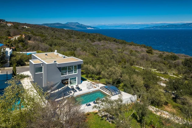 Villa en venta con piscina y vista al mar en Raša, Croacia
