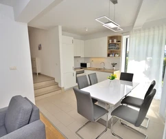 Vodice - Dom rodzinny z trzema apartamentami 600 m od centrum