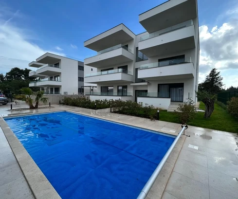 Appartamento di lusso con tre camere a Ugljan con giardino, piscina comune e cucina estiva