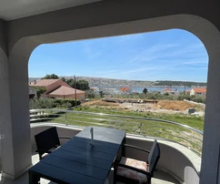 Villa con apartamentos en venta en la isla de Rab en Croacia