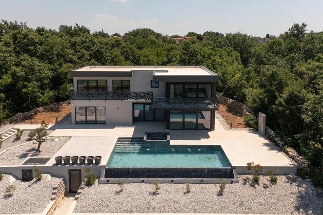 Istria, Svetvinčenat, impressive villa with swimming pool and sauna on a spacious building plot