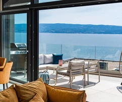 Jesenice, modern ikervilla medencével