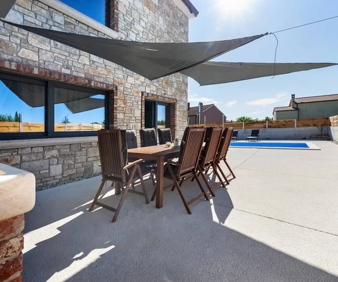 Önálló családi ház medencével eladó Kanfanarban Horvátországban