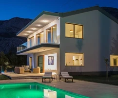 Moderní vila s bazénem na prodej v Tučepi v Chorvatsku