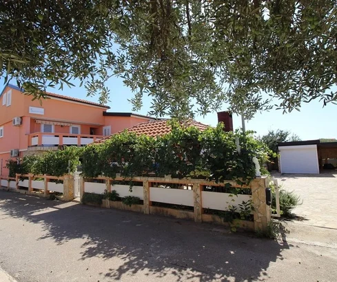 Maison d'appartements avec 8 appartements, 450 m de la plage