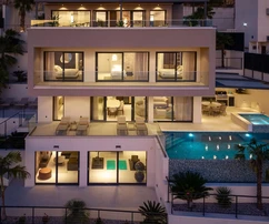 Omiš környéke, fényűző modern villa panorámás tengeri kilátással, medencével és garázzsal