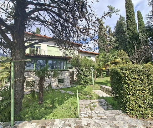 Opatija, ein freistehendes Haus mit einem atemberaubenden Garten und Meerblick.