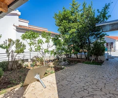 Rogoznicán tágas ház apartmanokkal eladó Horvátországban