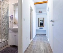 Kamenný dům s bazénem na prodej v Rogoznici v Chorvatsku