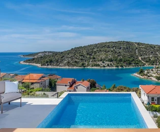 Moderný luxusný dom s bazénom na predaj v Sevide v Chorvátsku